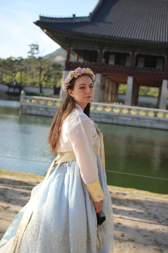 Ina-Marie in traditioneller koreanischen Kleidung