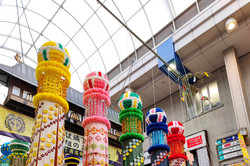 Dekorationen und Personen auf dem Tanabata Festival