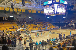 First Basketball Game at App State! Als Basketballerin habe ich mich sehr darauf gefreut. Es war super spannend und wir haben in der letzten Sekunde noch mit einem Punkt gewonnen!