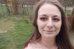 Eine Person lächelt in die Kamera.