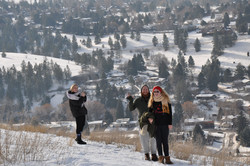 Direkt hinter dem Uni Village kann man hoch auf den Mount Sentinel wandern und einem Wanderweg bis zum berühmten „M“ auf dem Hügel hinter der Universität folgen. Direkt am ersten Wochenende bin ich mit meinen neuen Freund*innen aus Finnland, Chile und Deutschland hinauf auf den Berg.