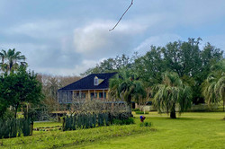 Blick auf das Haus der Familie Duparc auf der Laura Plantation. auf der Hunderte von versklavten Menschen geboren und gestorben sind oder auf der Farm erworben und verkauft wurden. 