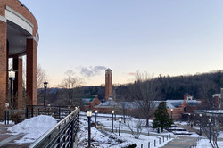 Zusehen ist der verschneite Campus der App State. Rundherum sind die Appalachen zu sehen. 