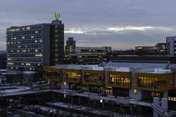 Campus Nord mit Mensagebäude und Mathetower am Abend im Winter