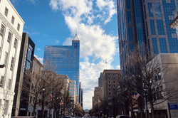 Raleigh ist die Hauptstadt des US-Bundesstaates North Carolina. Zwischen den Hochhäusern sind kleine alternative Cafés und im Herzen der Stadt liegt das North Carolina State Capitol. 