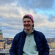 Marvin in Finnland Ein foto von Marvin vor einem Gewässer