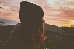 Eine Person schaut in den Himmel.