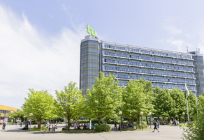 Campus-Foto mit Mathegebäude