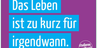 DAAD Postkarte Eine Postkarte, auf der steht: "Das Leben ist zu kurz für irgendwann"