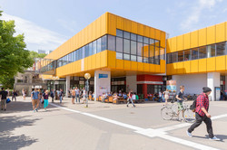 Mensa Campus Nord mit ein paar Studenten