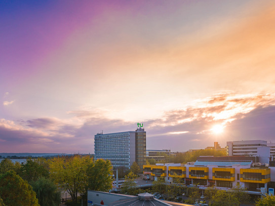 TU Dortmund im Herbst Sonnenuntergang über den Gebäuden des Campus Nord der TU Dortmund.